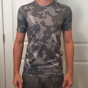 Under armor tight fit Gray camo fits like a medium
